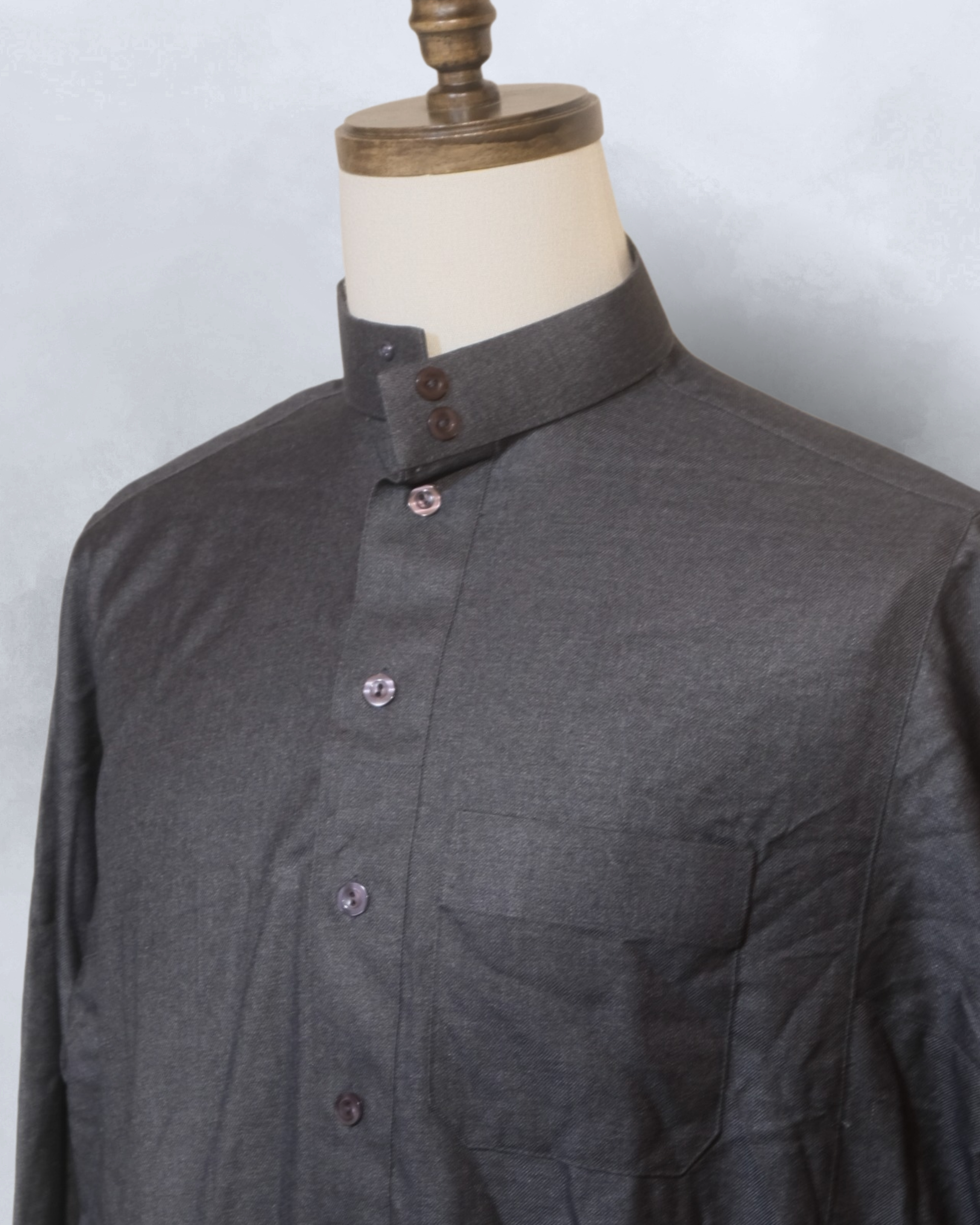 Medium Heavy Thobe - Display - Sharp Collar